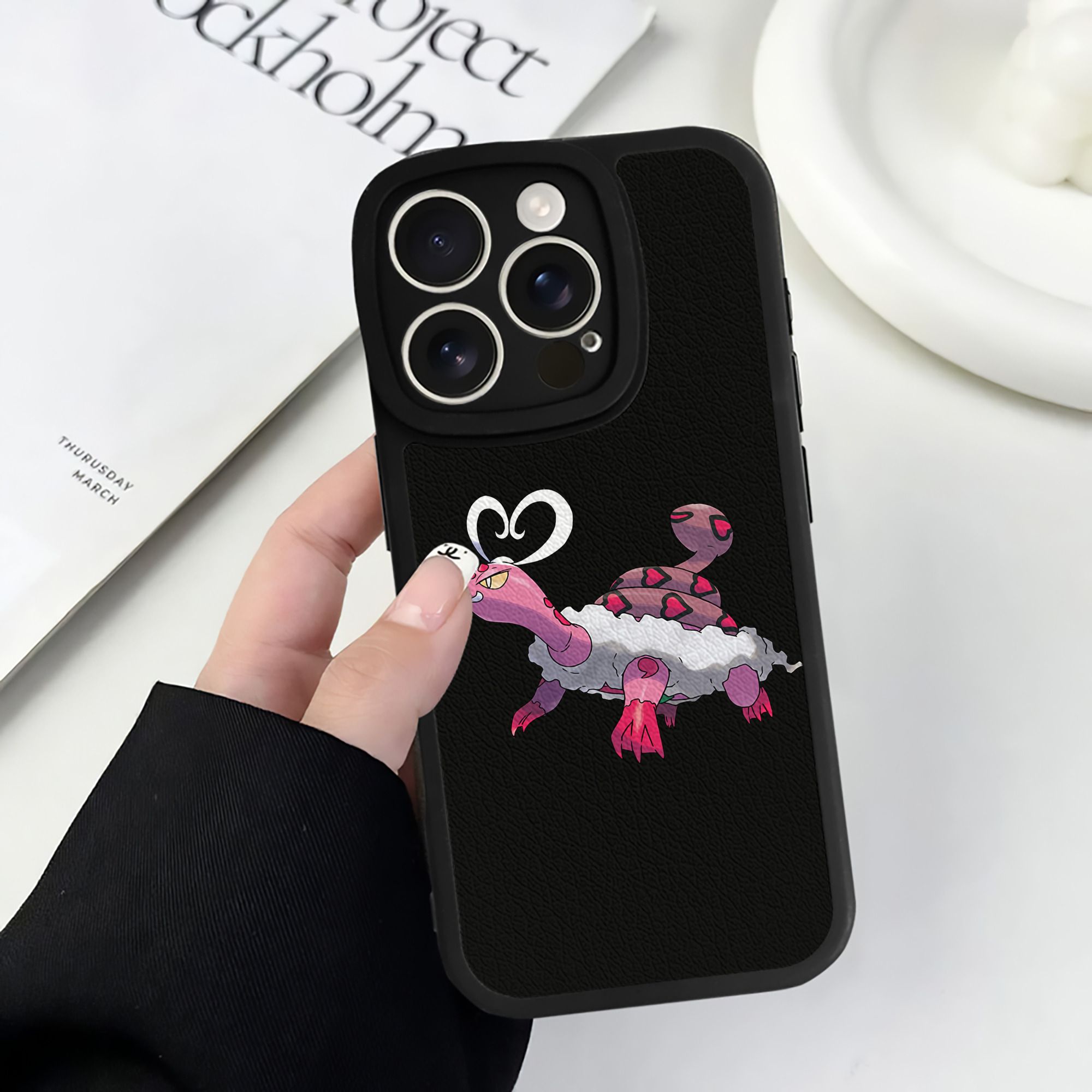 （画像用） ポケットモンスター Pokémon 【iPhone 16シリーズ対応】シリコンスマホケース（レザー調） 材質：シリコン